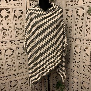 GREAT LOOKING GRAY & WHITE SWEATER PONCHO EUC